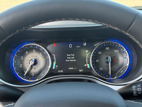 Used 2025 Chrysler Pacifica Limited FWD image 17