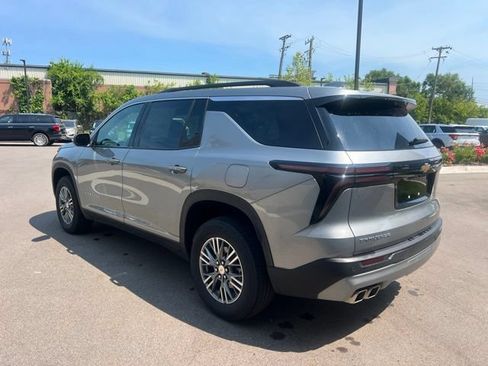 Used 2025 Chevrolet Traverse LT FWD image 7