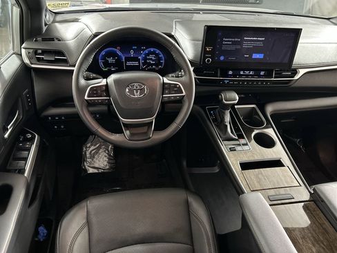 Used 2025 Toyota Sienna Limited image 23