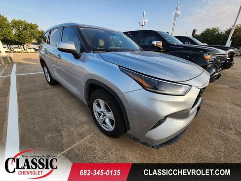 Used 2021 Toyota Highlander LE FWD image 1