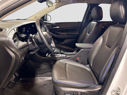 Used 2025 Buick Encore GX Sport Touring w/ Advanced Technology Package image 18
