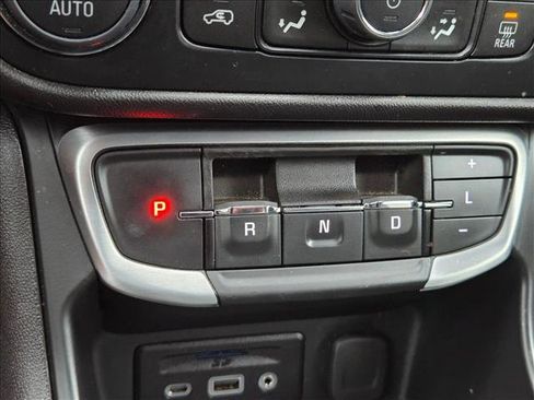 Used 2024 GMC Terrain SLT image 12