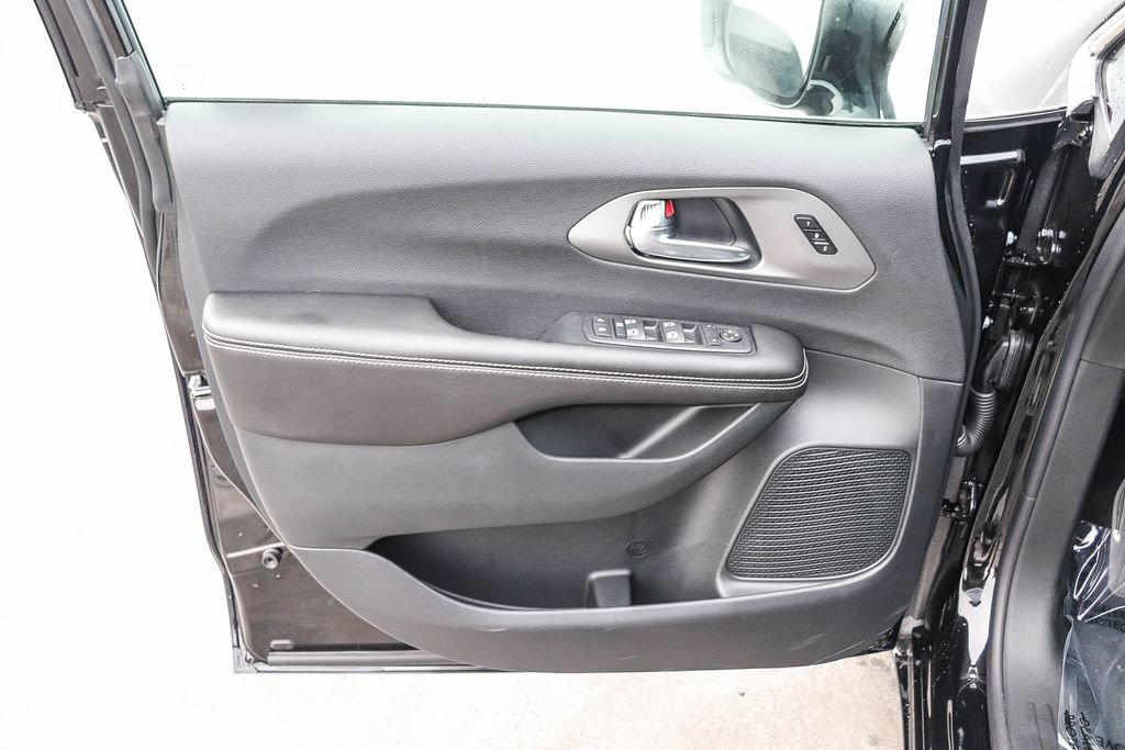 New 2027 Chrysler Pacifica Select FWD image 24