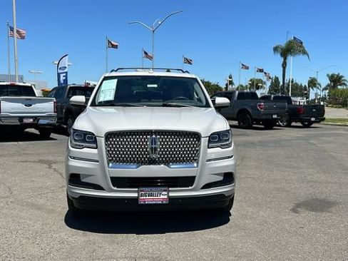 Used 2023 Lincoln Navigator L Reserve AWD/4WD image 9