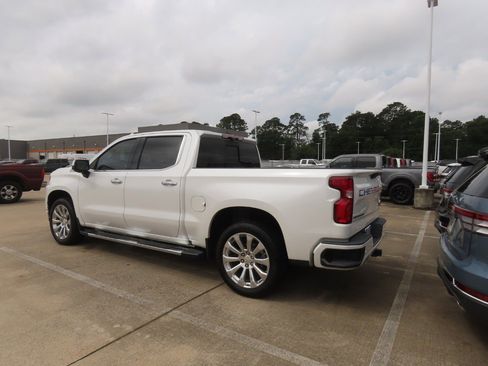 Used 2020 Chevrolet Silverado 1500 High Country w/ Technology Package AWD/4WD image 9
