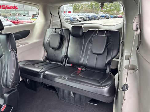 Used 2024 Chrysler Pacifica Touring-L image 30