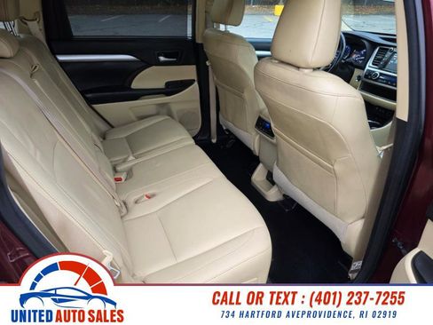 Used 2017 Toyota Highlander XLE image 11