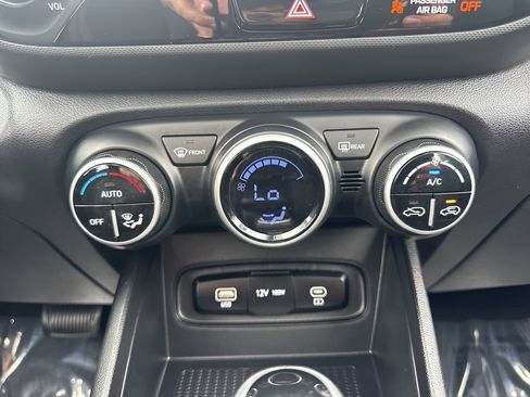 Used 2024 Hyundai Venue SEL image 18