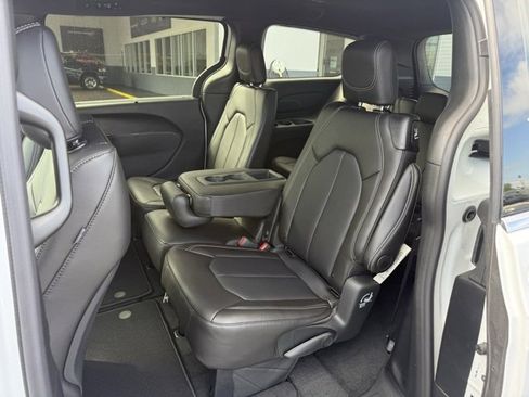 New 2026 Chrysler Pacifica Select image 15