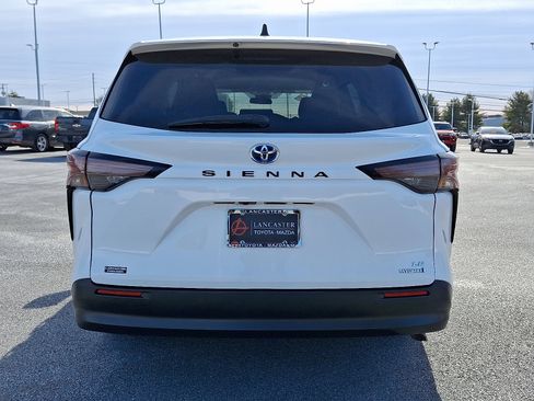 Used 2024 Toyota Sienna LE image 6