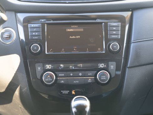 Used 2018 Nissan Rogue SV image 28