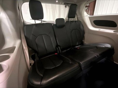 Used 2024 Chrysler Pacifica Touring-L image 28