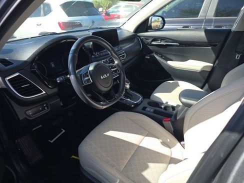 Used 2022 Kia Seltos SX w/ Sunroof Package AWD/4WD image 2