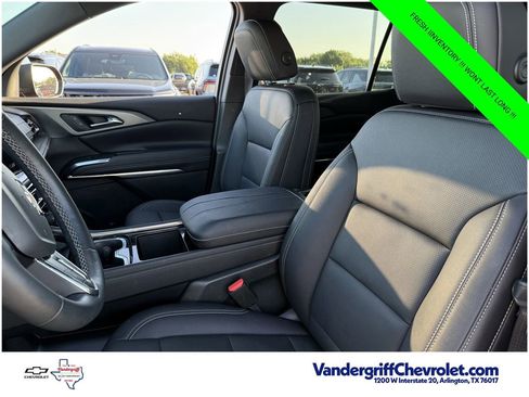 Certified 2025 Chevrolet Traverse LT FWD image 19