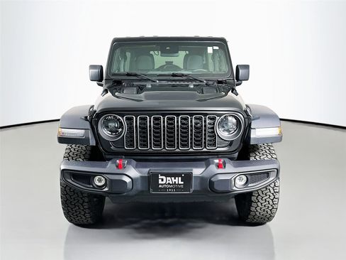Used 2025 Jeep Wrangler Unlimited Rubicon image 3