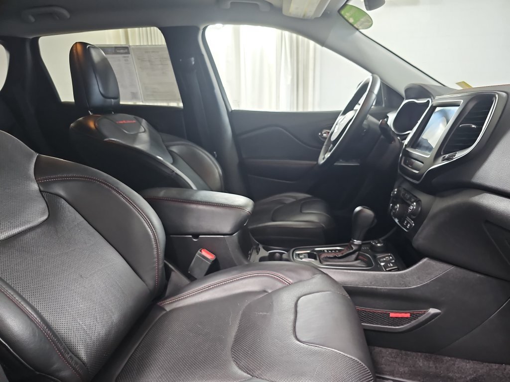 Used 2019 Jeep Cherokee Trailhawk AWD/4WD image 13