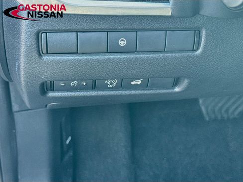 Used 2025 Nissan Rogue SV FWD image 13