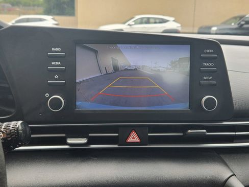 Used 2021 Hyundai Elantra SE FWD image 14