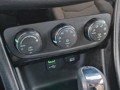 Used 2014 Chrysler 200 Touring image 16