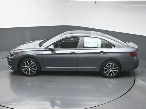 Used 2025 Volkswagen Jetta SE image 44