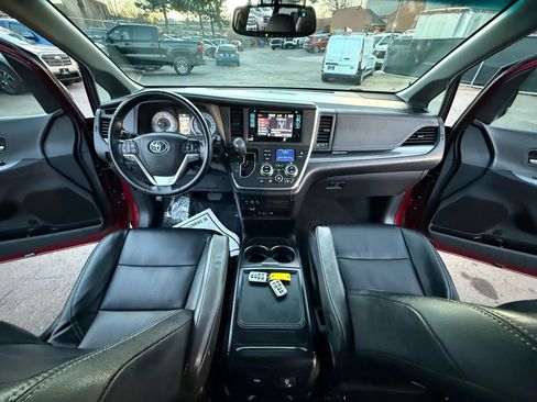 Used 2015 Toyota Sienna SE Premium image 48