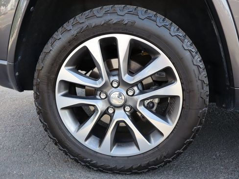 Used 2018 Jeep Grand Cherokee Overland AWD/4WD image 43