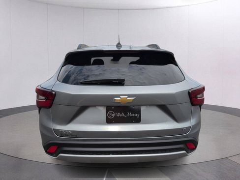 Used 2025 Chevrolet Trax LT FWD image 6