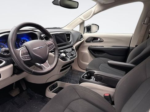 Used 2020 Chrysler Pacifica Touring FWD image 10