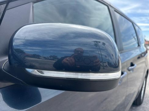 Used 2017 Kia Sedona LX image 46