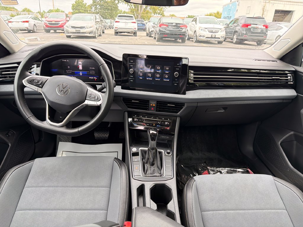 Used 2025 Volkswagen Jetta SE w/ Sunroof Package FWD image 31