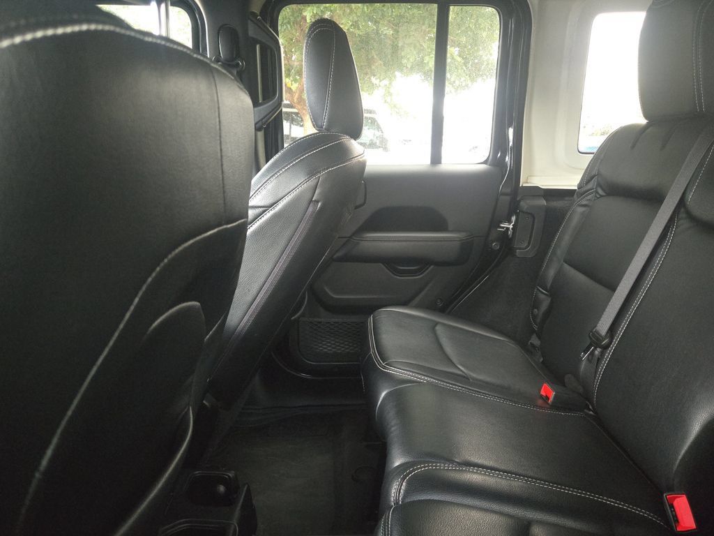 Used 2019 Jeep Wrangler Unlimited Sahara AWD/4WD image 4