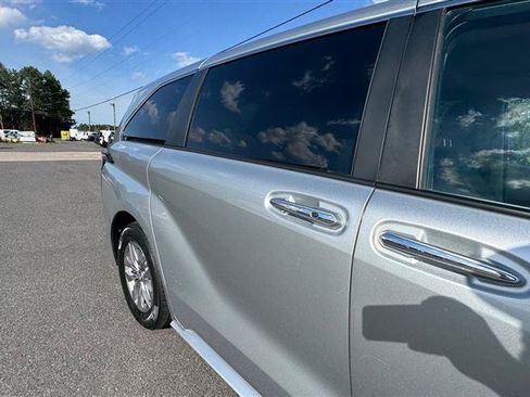 Used 2023 Toyota Sienna XLE AWD/4WD image 25