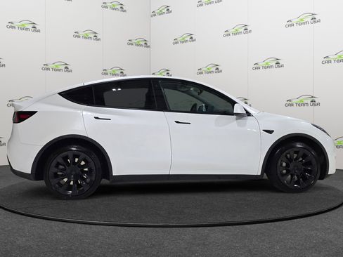 Used 2022 Tesla Model Y Long Range image 8