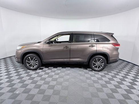 Used 2019 Toyota Highlander XLE image 7