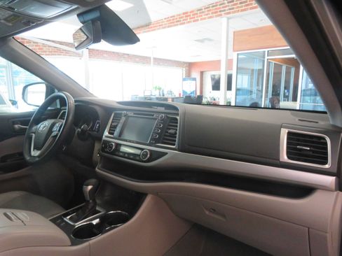 Used 2018 Toyota Highlander XLE AWD/4WD image 33