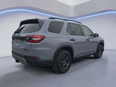 Used 2025 Honda Pilot TrailSport image 6