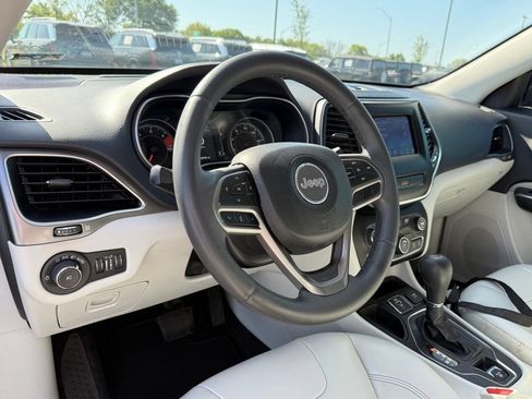 Used 2020 Jeep Cherokee Latitude Plus FWD image 11