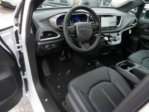 New 2026 Chrysler Pacifica Select w/ S Appearance Package image 6