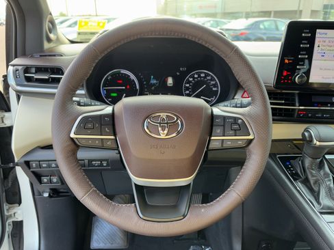 Used 2021 Toyota Sienna Platinum image 21