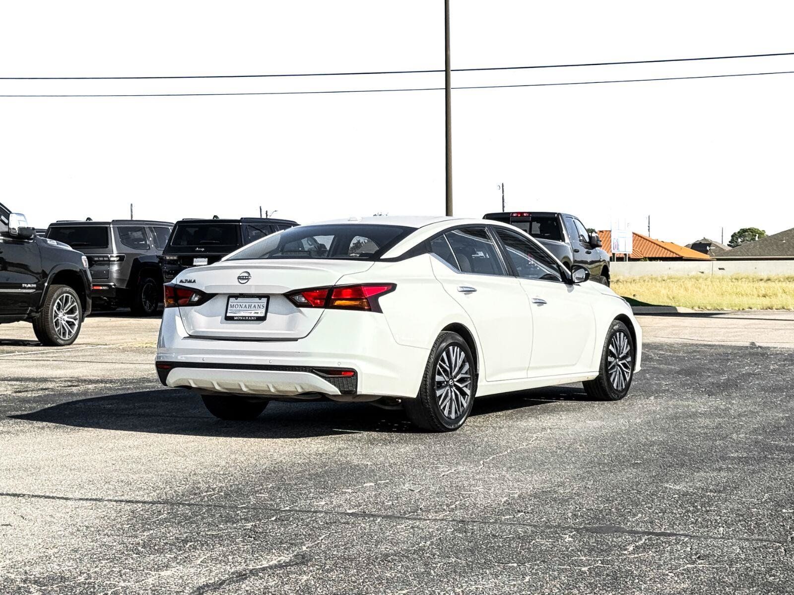 Used 2025 Nissan Altima 2.5 SV FWD image 10