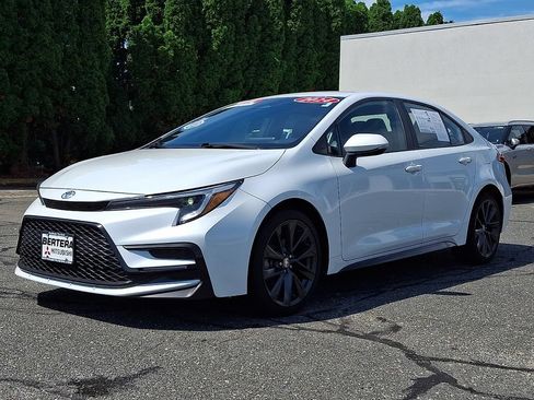 Used 2024 Toyota Corolla SE FWD image 3