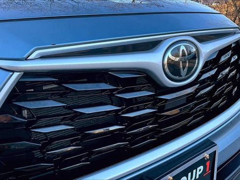 Used 2023 Toyota Highlander XLE image 29