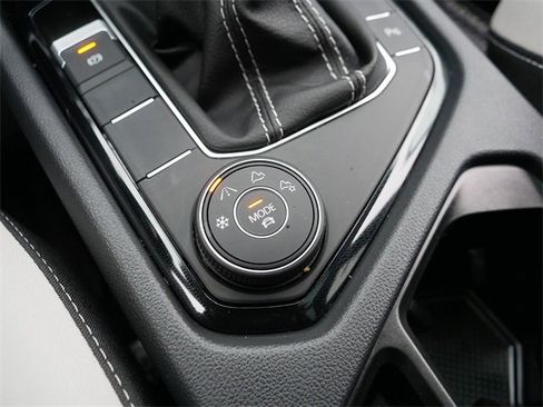 Certified 2025 Volkswagen Taos SE image 33