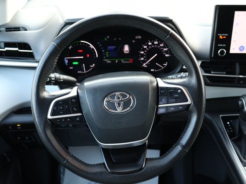 Used 2025 Toyota Sienna XLE FWD image 24