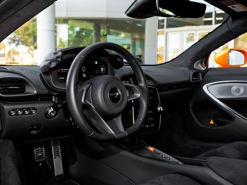 Used 2025 McLaren Artura RWD image 40