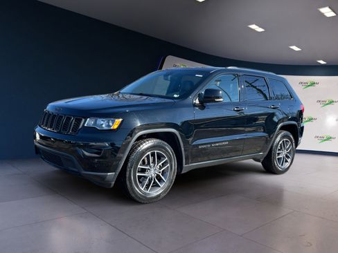 Used 2017 Jeep Grand Cherokee Limited AWD/4WD image 2