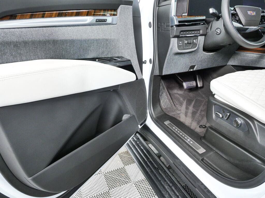 Used 2026 Cadillac Escalade Platinum Sport w/ LPO, ONYX Package AWD/4WD image 8