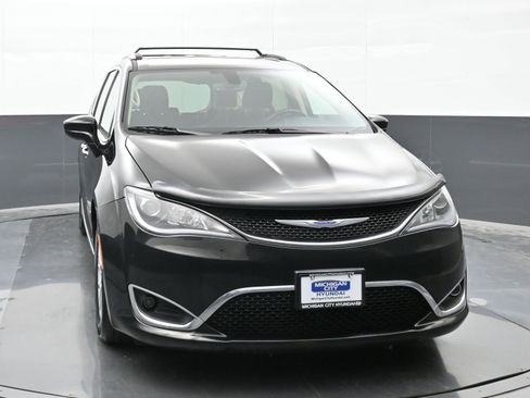 Used 2020 Chrysler Pacifica Touring-L image 3