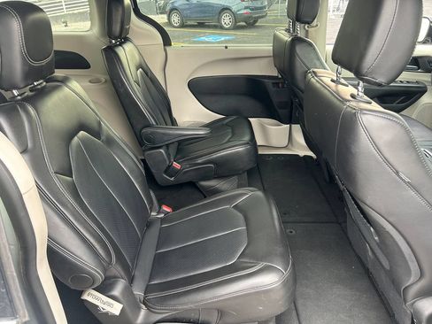 Used 2024 Chrysler Pacifica Touring-L FWD image 31