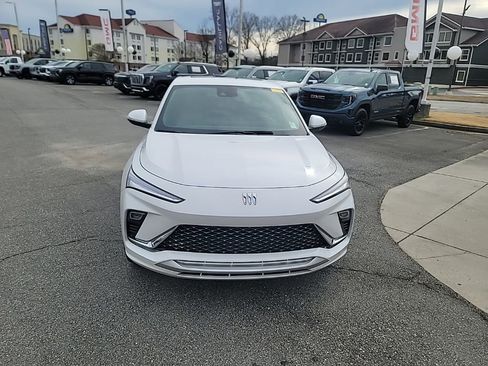 Certified 2024 Buick Envista Avenir image 2